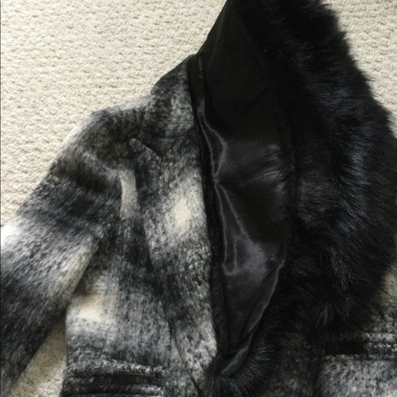 Laundry wool coat with faux fur removable collar - Picture 12 of 12